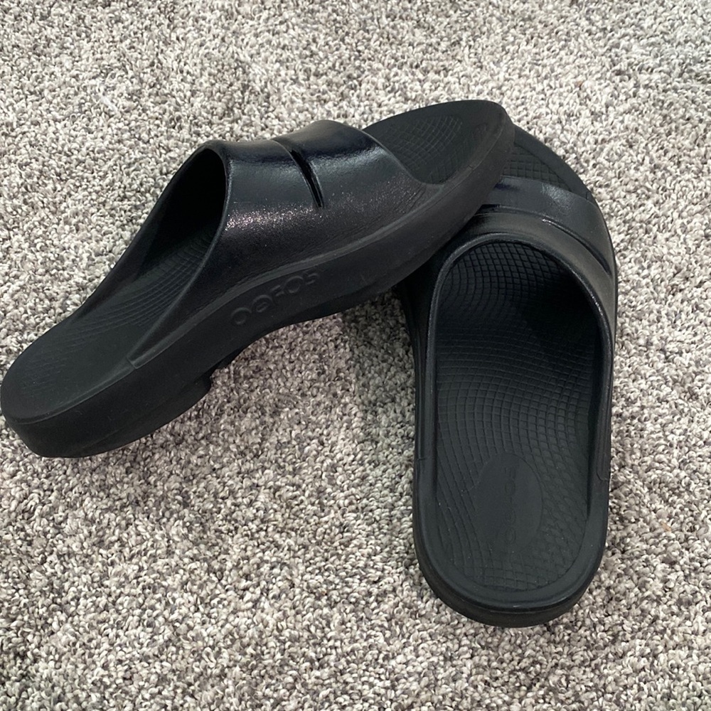 Black OOFOS sandals size 10 women/size 8 men